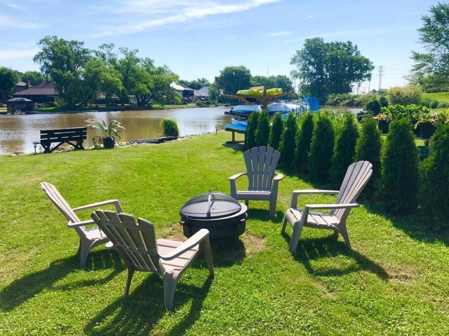 2 Bedroom Getaway On The River/Close To Marina Belle River Zewnętrze zdjęcie